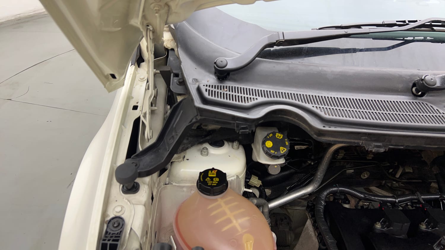 Used 2021 Ford EcoSport Thunder Edition Petrol Petrol Manual engine ENGINE RIGHT SIDE HINGE & APRON VIEW