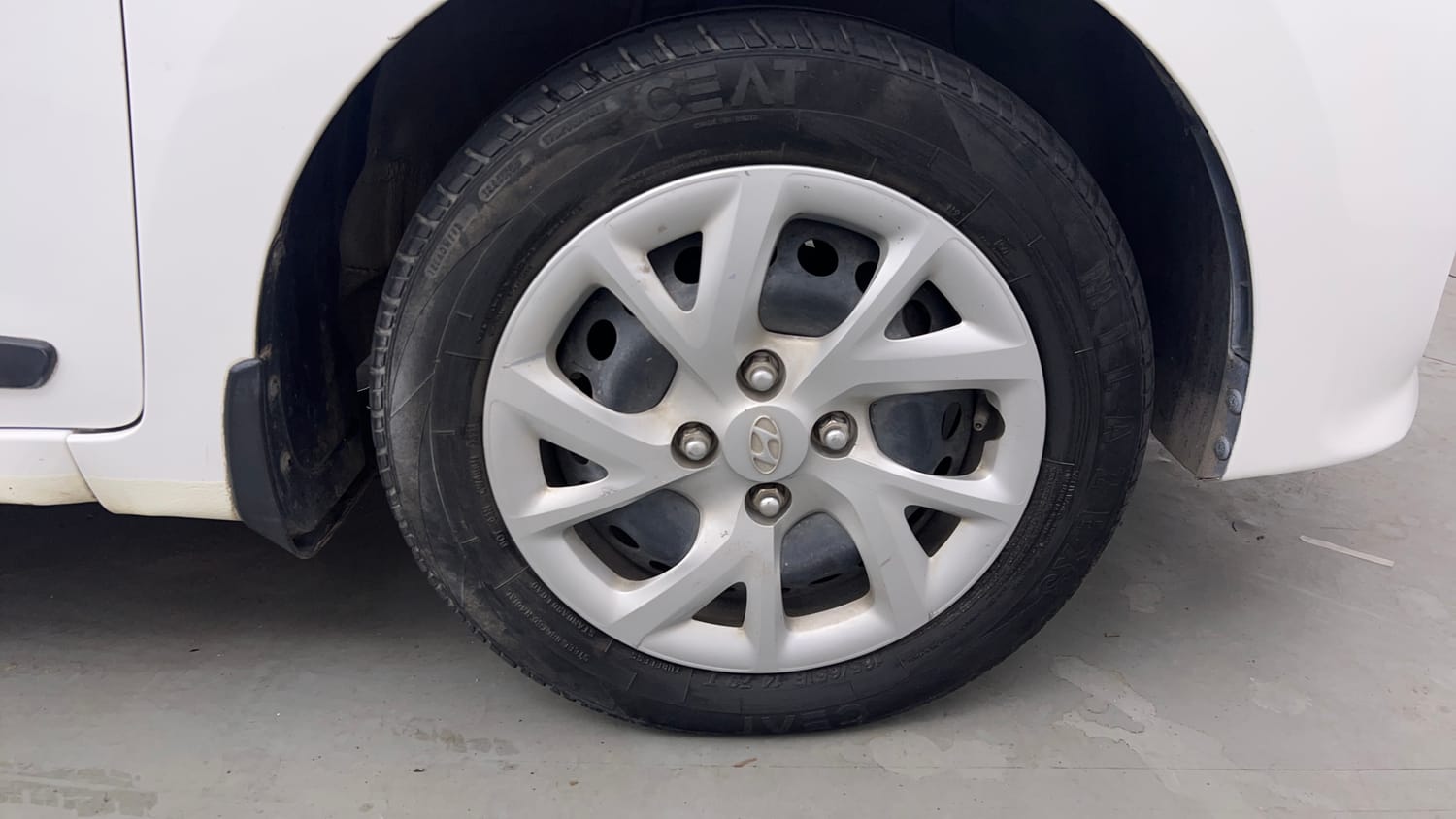 Used 2019 Hyundai Grand i10 Sportz 1.2 Kappa VTVT Petrol Manual tyres RIGHT FRONT TYRE RIM VIEW