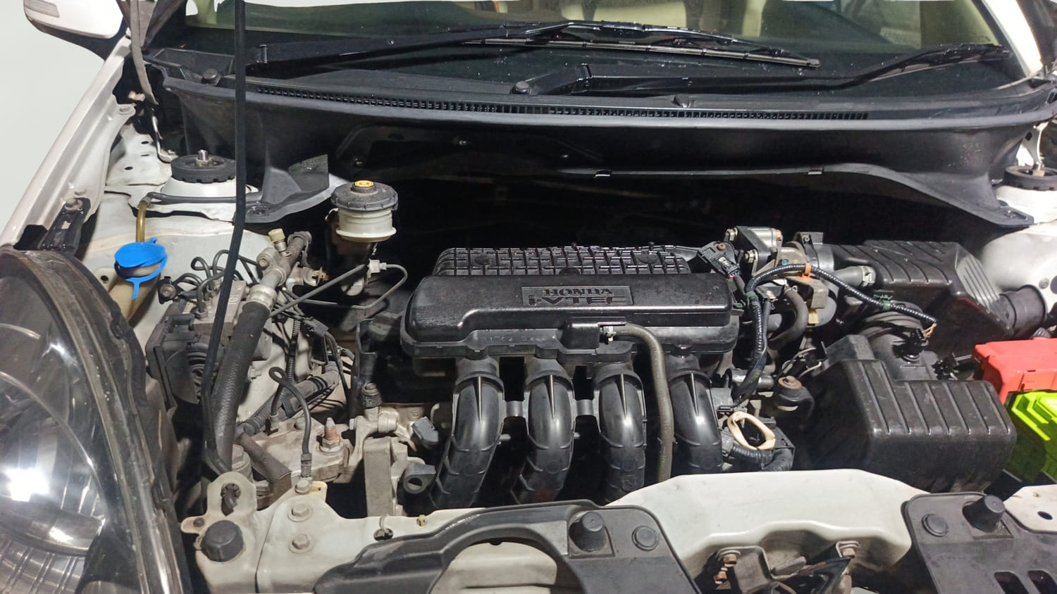 Used 2013 Honda Amaze 1.2 VX AT i-VTEC Petrol Automatic engine ENGINE RIGHT SIDE HINGE & APRON VIEW