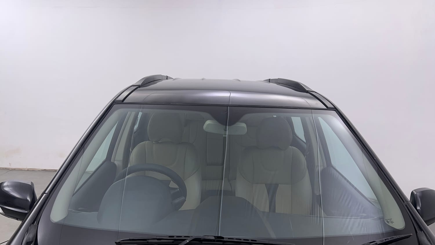 Used 2016 Mahindra XUV500 W4 Diesel Manual exterior FRONT WINDSHIELD VIEW