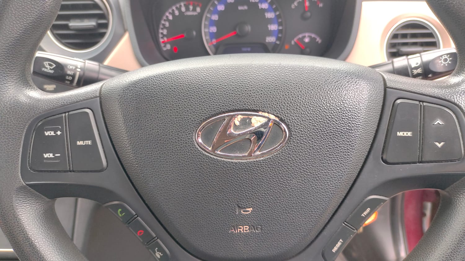 Used 2017 Hyundai Xcent SX 1.2 Petrol Manual top_features Steering mounted controls