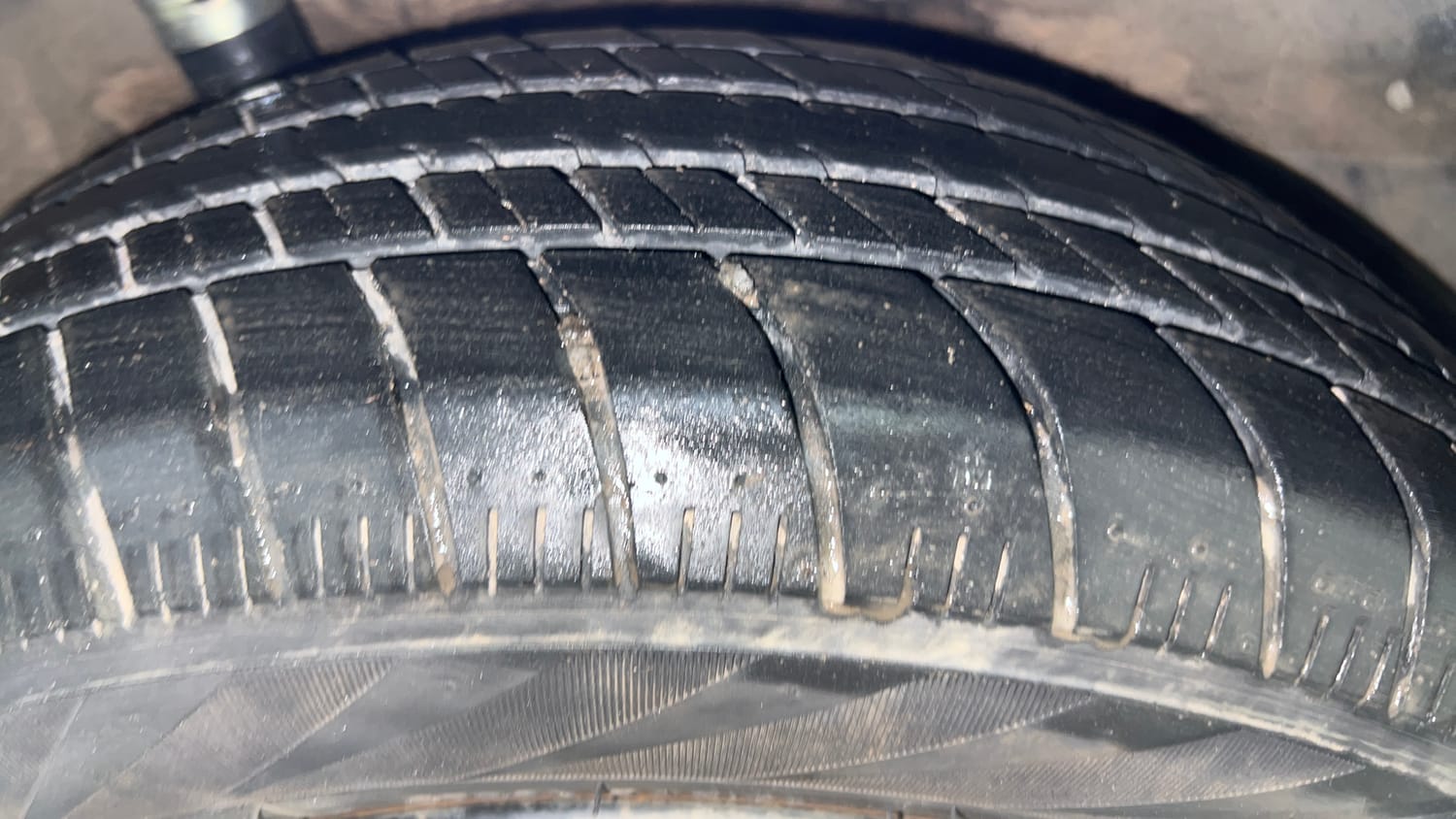 Used 2013 Honda Amaze 1.2 S AT i-VTEC Petrol Automatic tyres RIGHT REAR TYRE TREAD VIEW