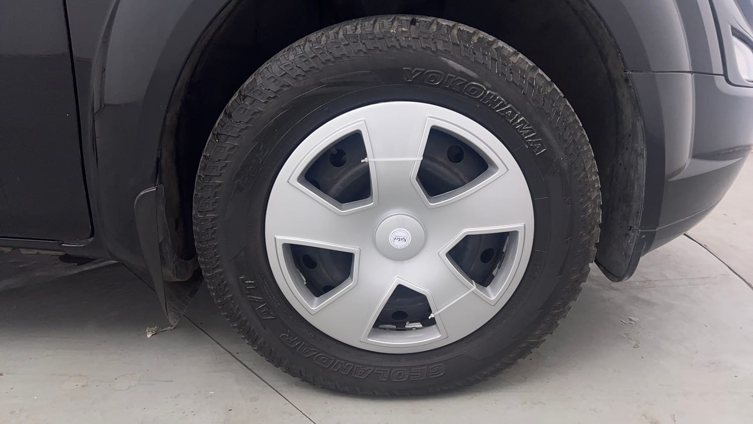 Used 2016 Mahindra XUV500 W4 Diesel Manual tyres RIGHT FRONT TYRE RIM VIEW
