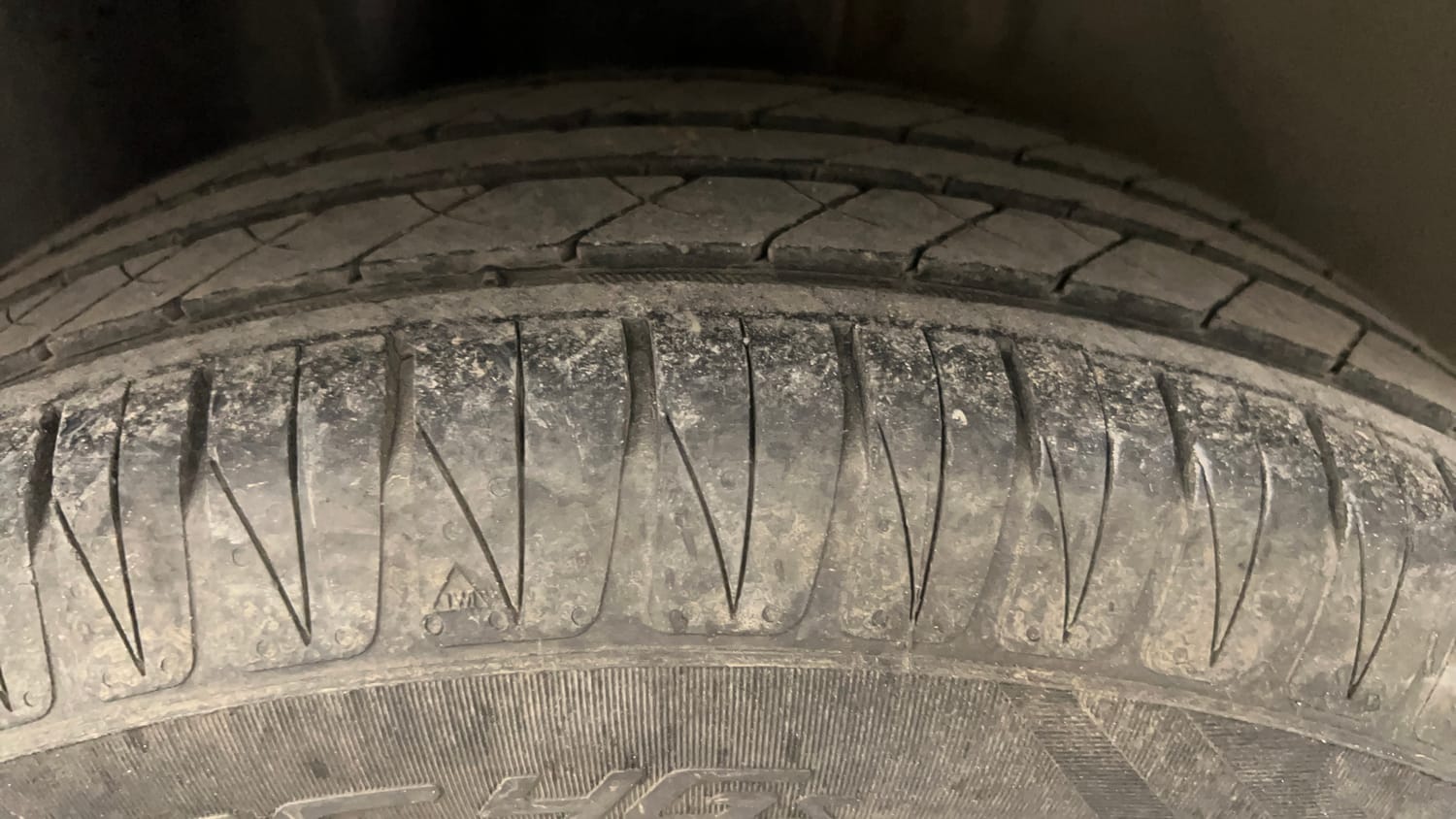 Used 2012 Ford Figo Duratec Petrol ZXI 1.2 Petrol Manual tyres RIGHT REAR TYRE TREAD VIEW
