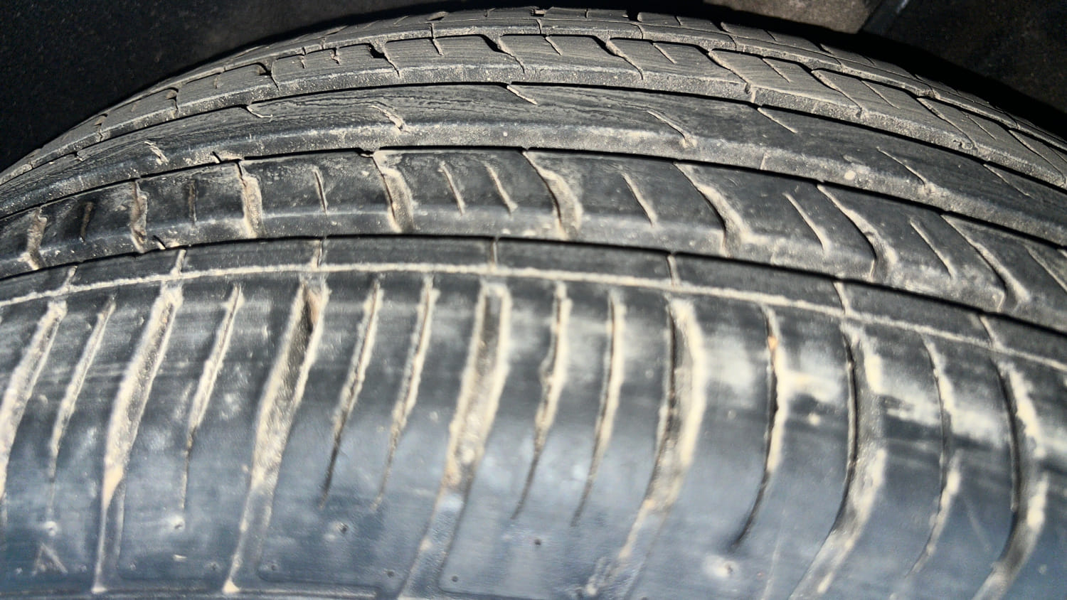 Used 2023 Mahindra XUV700 AX 7 Petrol MT 7 STR Petrol Manual tyres RIGHT REAR TYRE TREAD VIEW