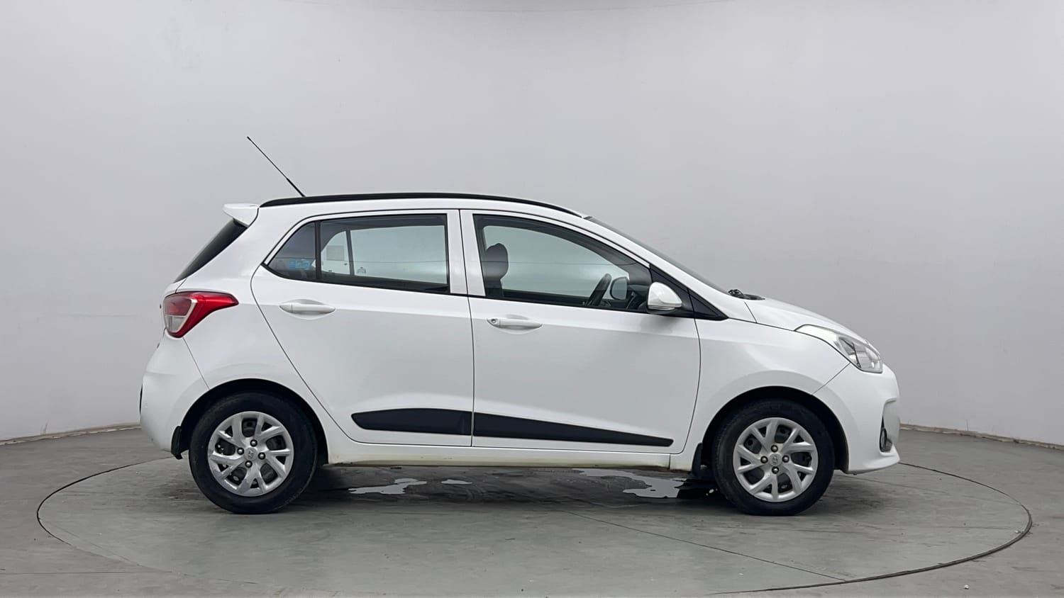 Used 2019 Hyundai Grand i10 Sportz 1.2 Kappa VTVT Petrol Manual exterior RIGHT SIDE VIEW