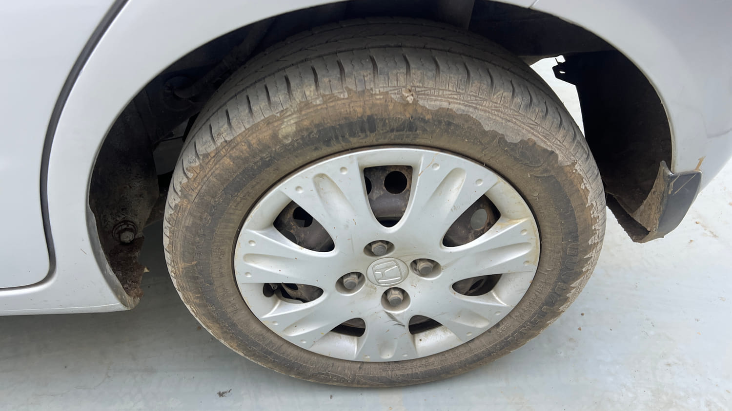 Used 2015 Honda Brio S MT Petrol Manual tyres LEFT REAR TYRE RIM VIEW
