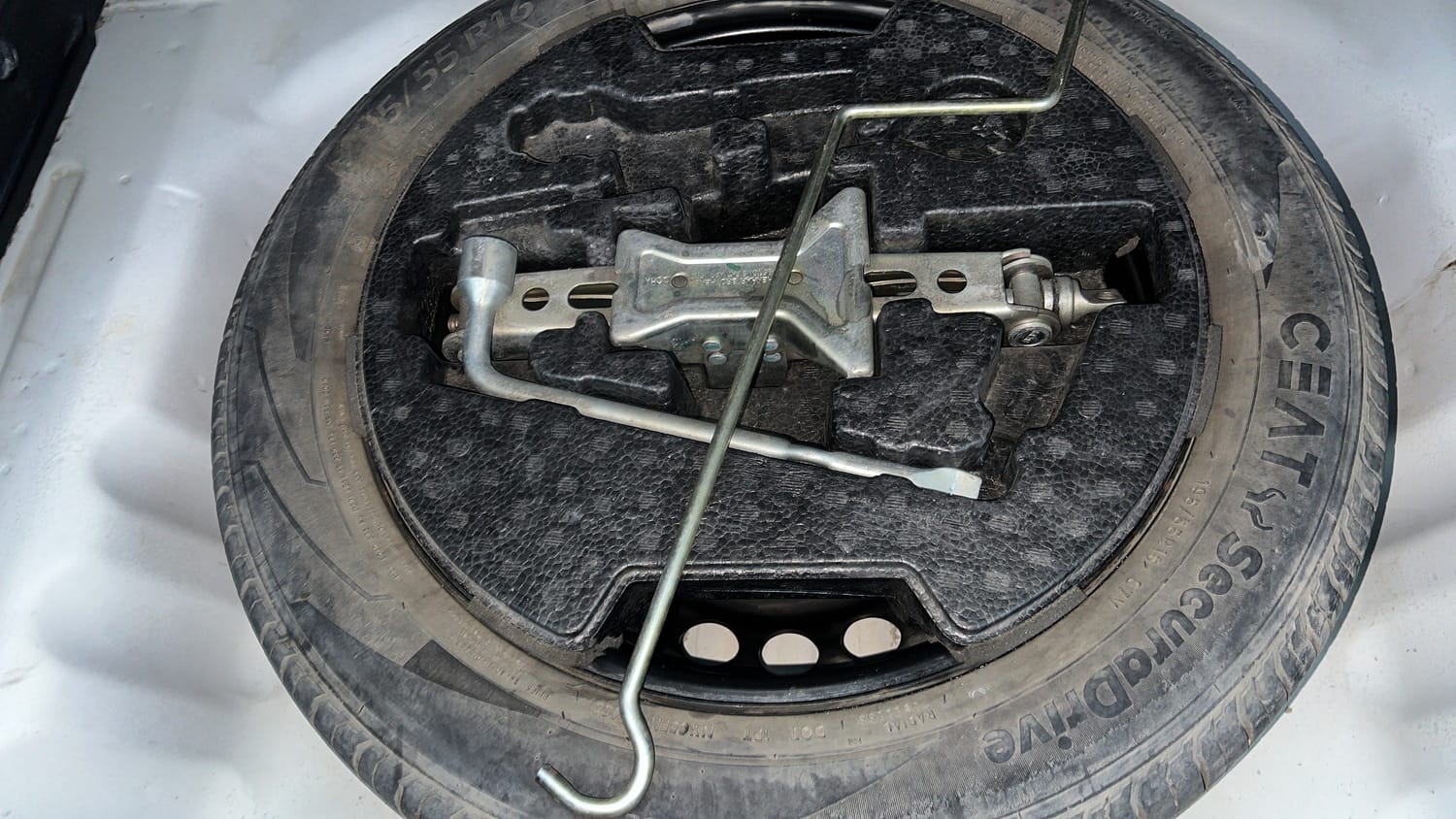 Used 2022 maruti-suzuki Vitara Brezza VXi Petrol Manual tyres SPARE TYRE VIEW