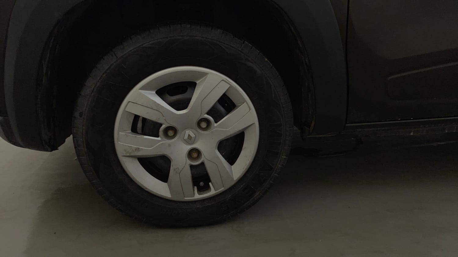 Used 2018 Renault Kwid 1.0 RXT AMT Petrol Automatic tyres LEFT FRONT TYRE RIM VIEW