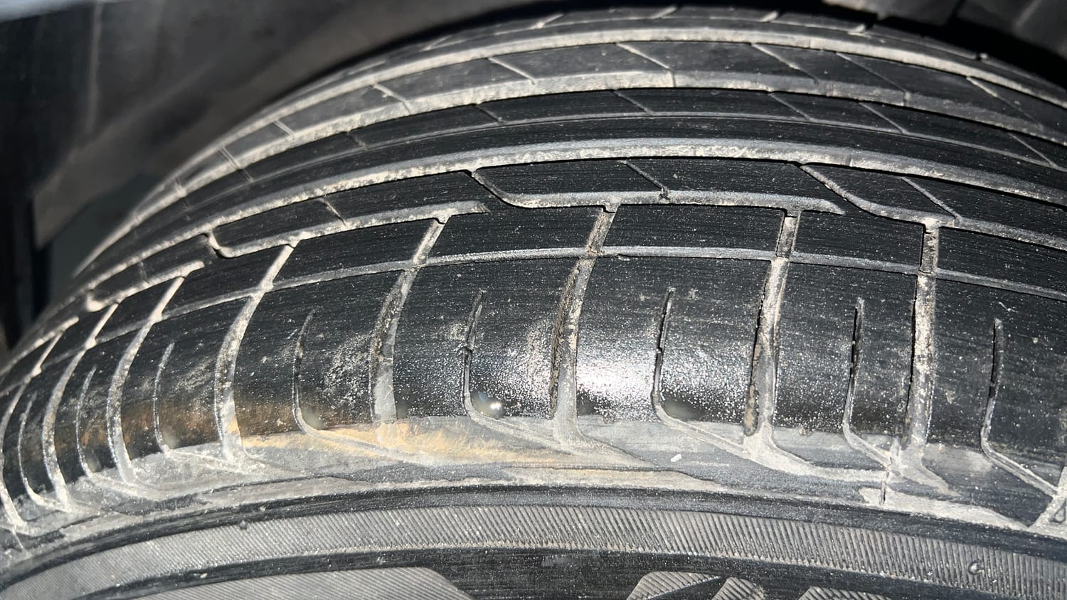 Used 2024 tata Nexon Fearless S 1.2 Revotron Petrol 7DCA Dual Tone Petrol Automatic tyres RIGHT FRONT TYRE TREAD VIEW