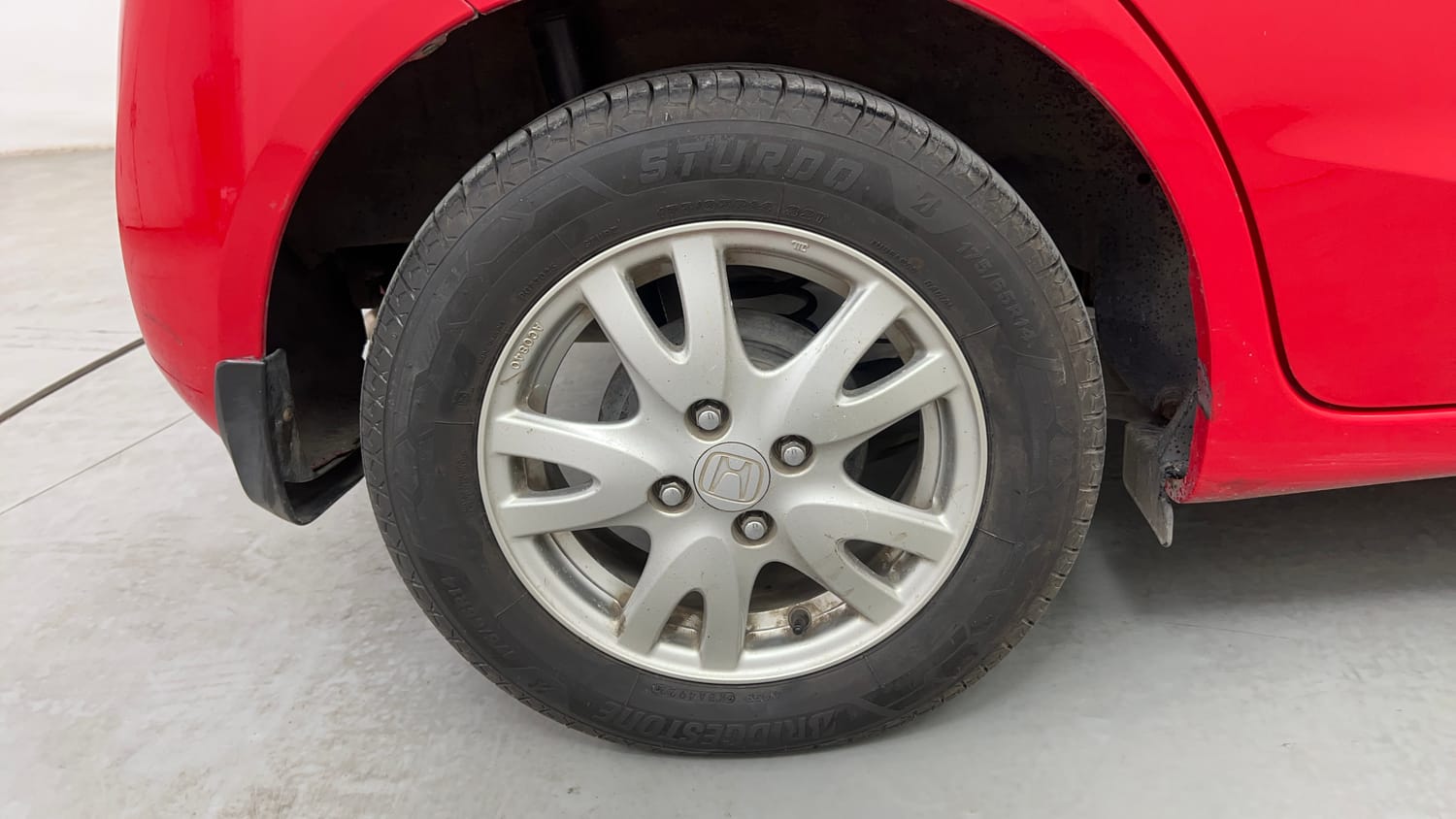 Used 2015 Honda Brio VX AT Petrol Automatic tyres RIGHT REAR TYRE RIM VIEW