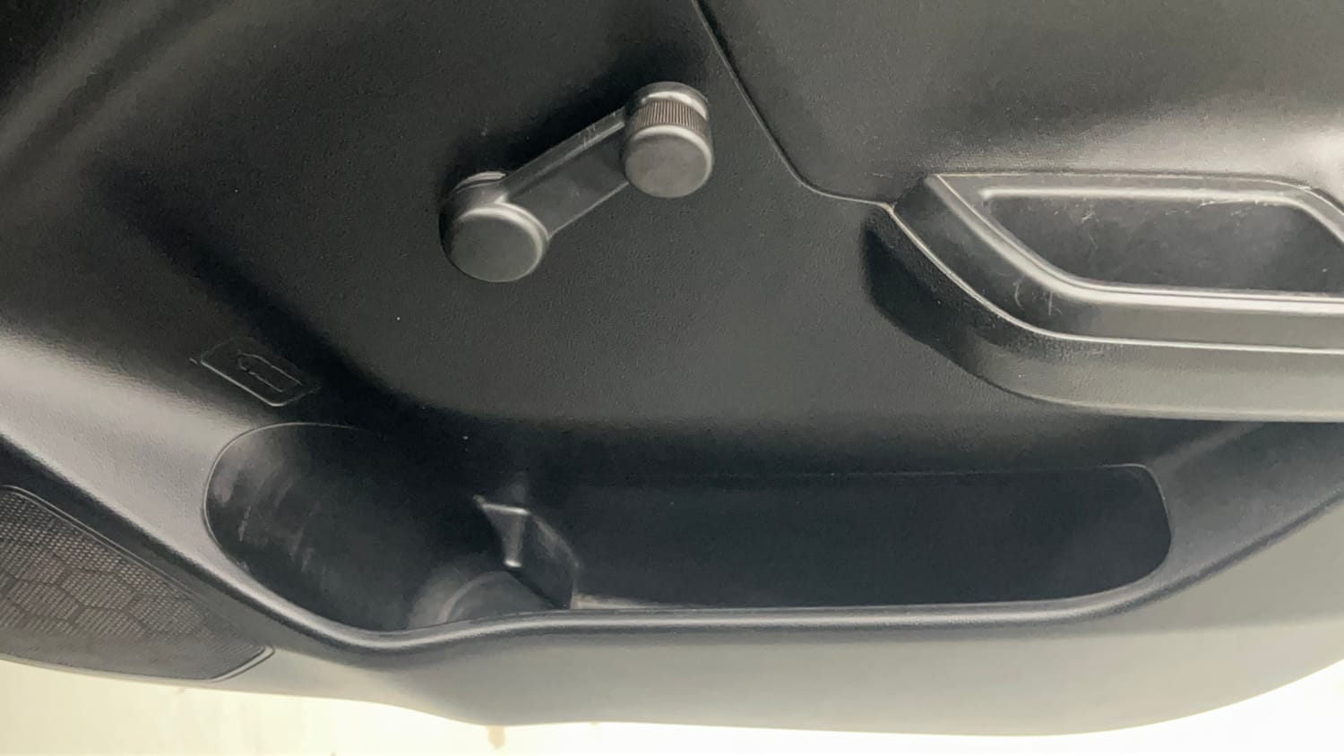 Used 2018 Maruti Suzuki Swift LXi Petrol Manual top_features Door pockets