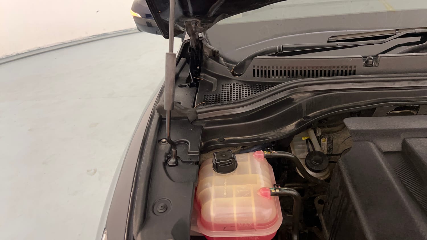 Used 2021 Mahindra XUV700 AX 7 Petrol AT Luxury Pack 7 STR Petrol Automatic engine ENGINE RIGHT SIDE HINGE & APRON VIEW