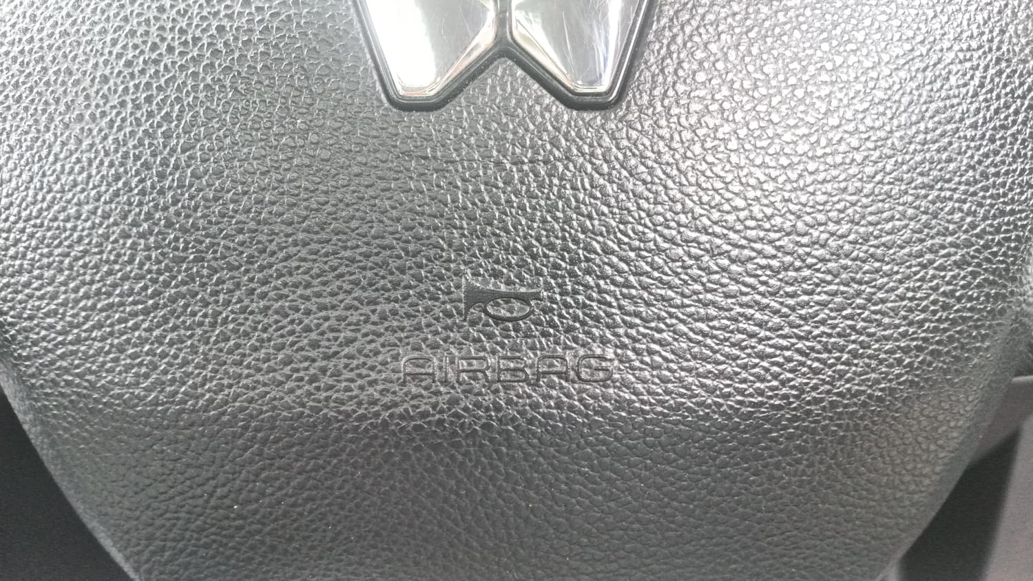 Used 2021 Mahindra XUV700 AX 7 Petrol AT Luxury Pack 7 STR Petrol Automatic top_features Knee airbags