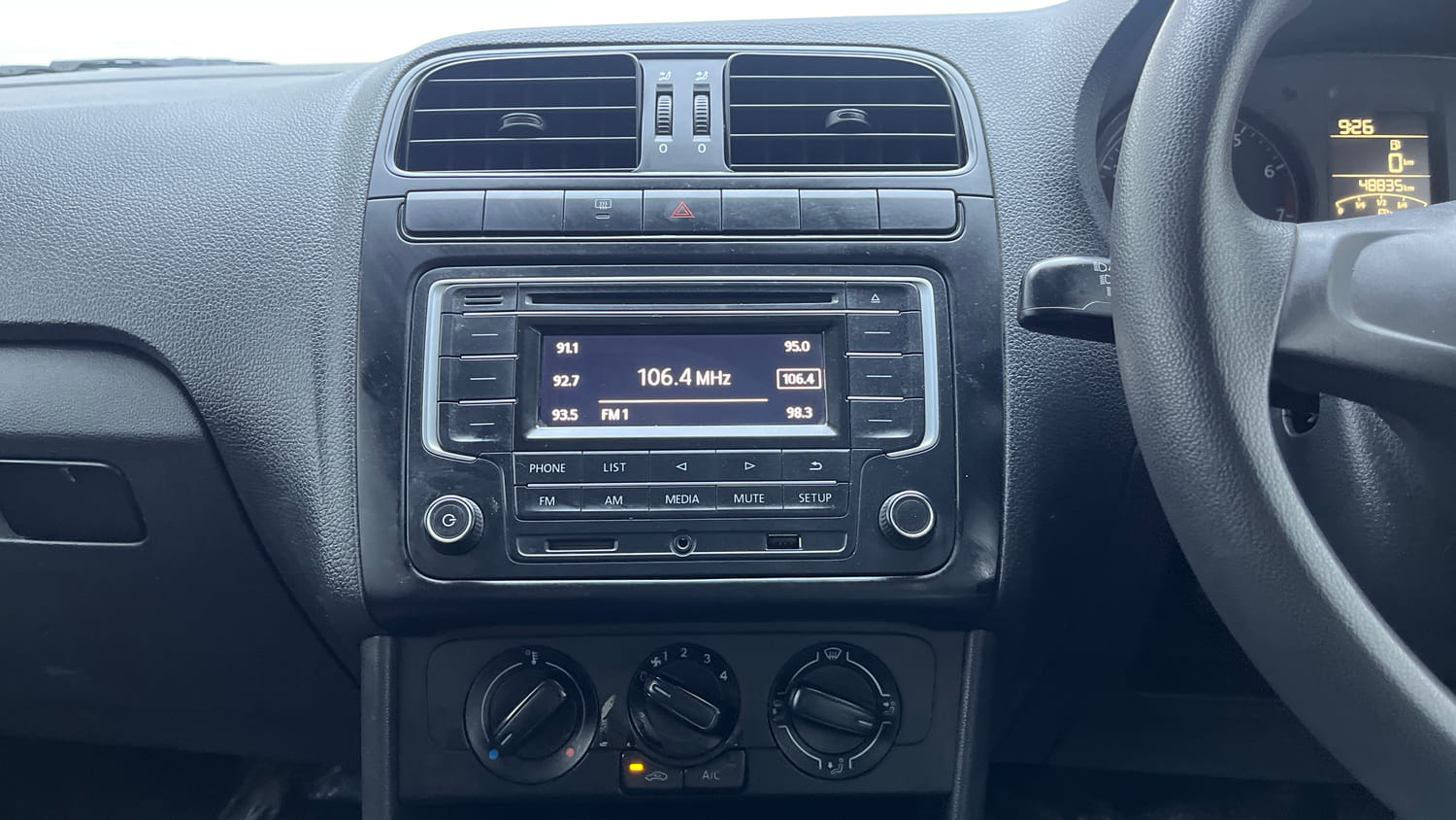 Used 2020 Volkswagen Polo Comfortline 1.0L (P) Petrol Manual interior MUSIC SYSTEM & AC CONTROL VIEW