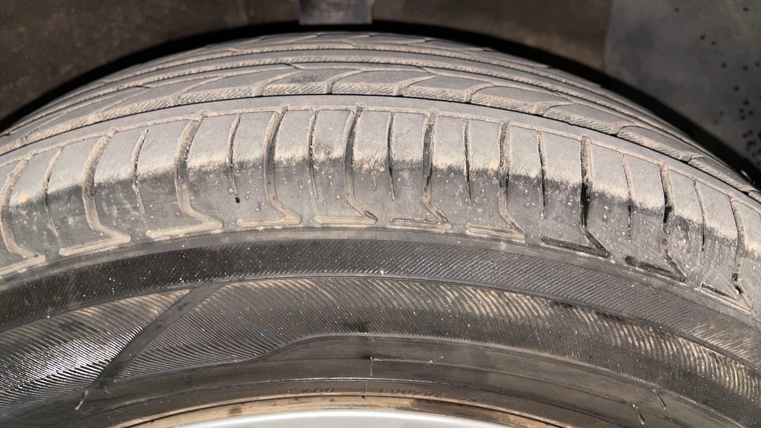 Used 2014 Hyundai Grand i10 Magna 1.2 Kappa VTVT Petrol Manual tyres RIGHT FRONT TYRE TREAD VIEW