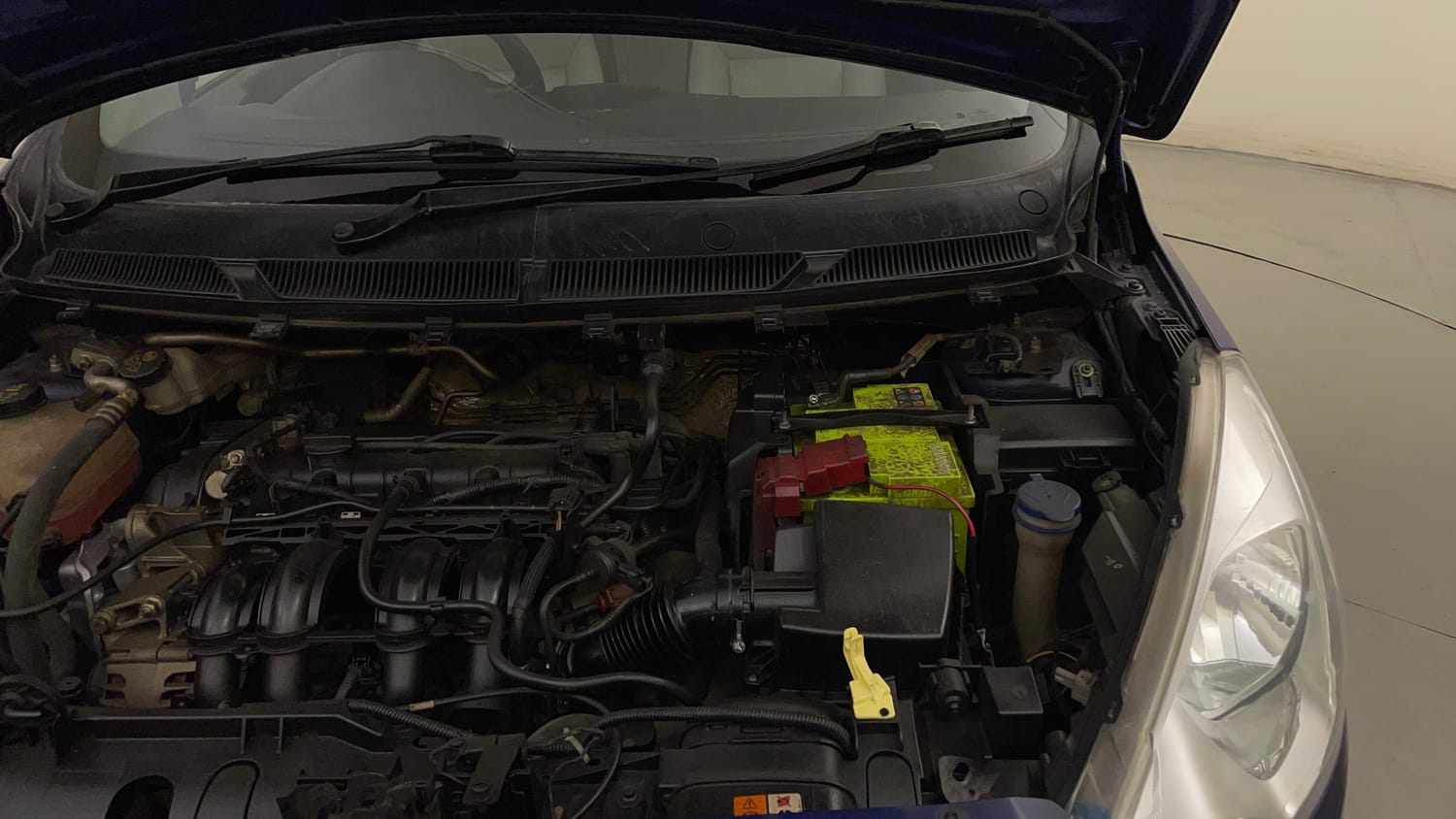 Used 2017 Ford Figo Titanium 1.2 Ti-VCT Petrol Manual engine ENGINE LEFT SIDE HINGE & APRON VIEW