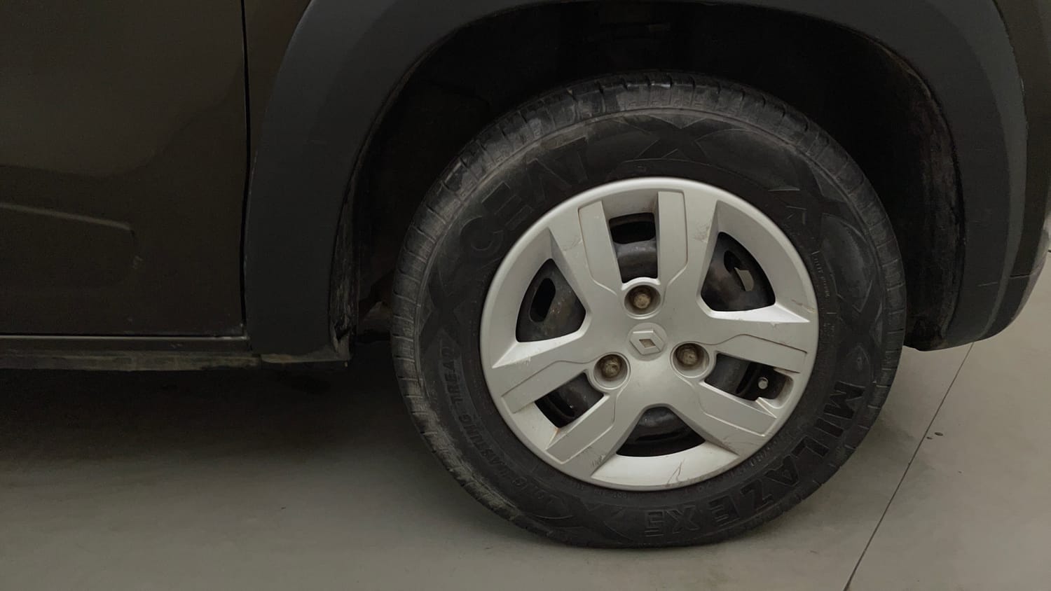 Used 2018 Renault Kwid 1.0 RXT AMT Petrol Automatic tyres RIGHT FRONT TYRE RIM VIEW
