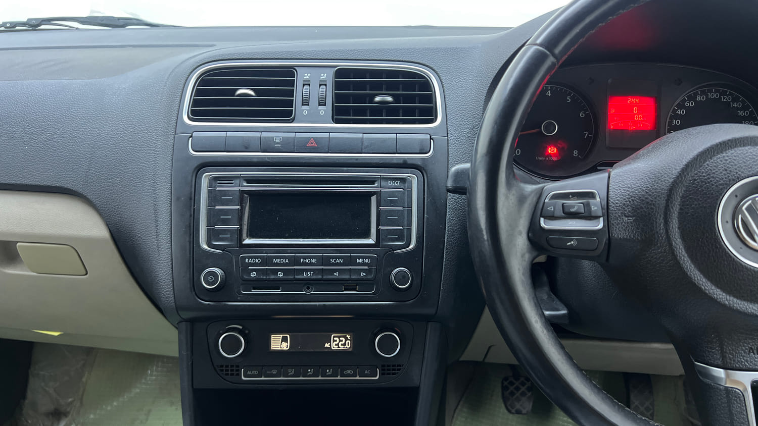 Used 2013 Volkswagen Polo Highline1.2L (P) Petrol Manual top_features Integrated (in-dash) music system