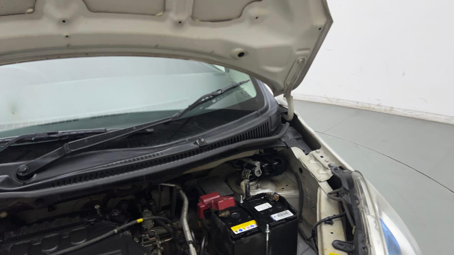 Used 2015 Maruti Suzuki Wagon R LXI Petrol Manual engine ENGINE LEFT SIDE HINGE & APRON VIEW