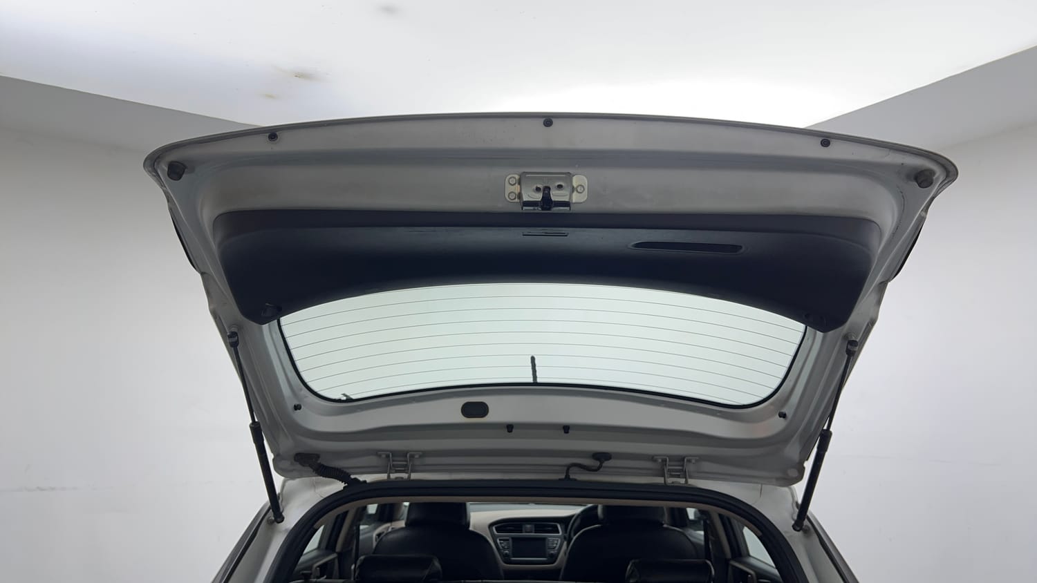 Used 2018 Hyundai Elite i20 Asta 1.2 (O) Petrol Manual interior DICKY DOOR OPEN VIEW