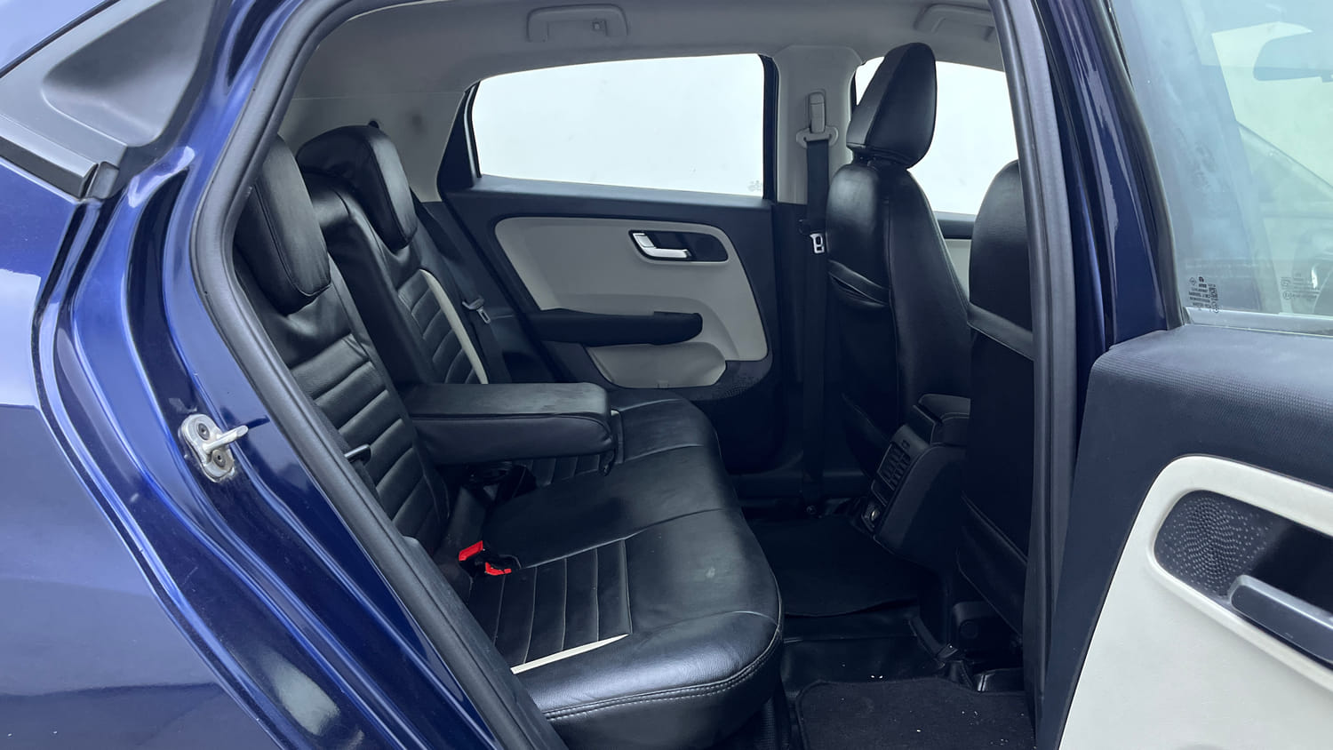 Used 2022 Tata Altroz XZA Petrol Petrol Automatic interior RIGHT SIDE REAR DOOR CABIN VIEW
