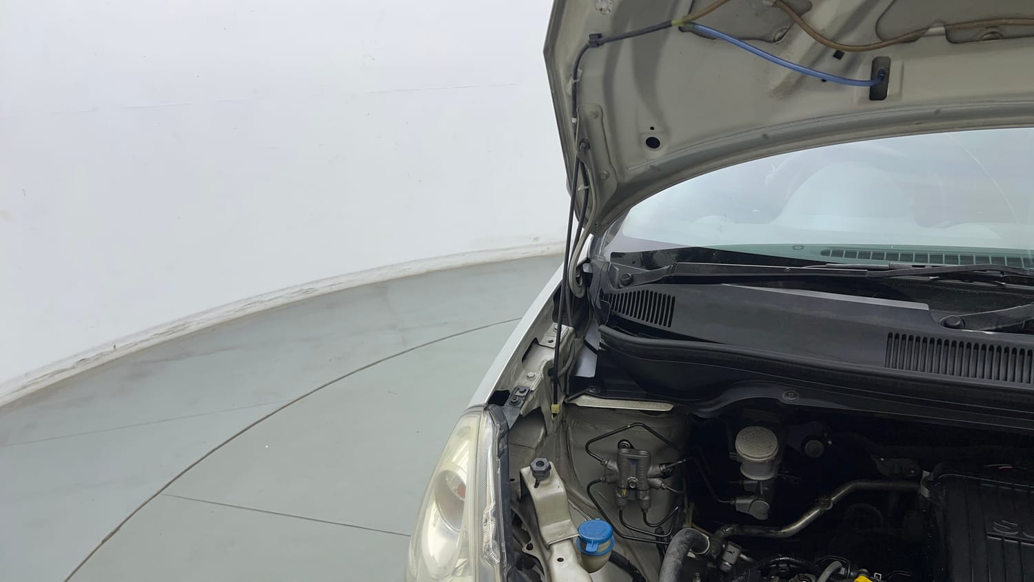 Used 2015 Maruti Suzuki Ritz Lxi BS-IV Petrol Manual engine ENGINE RIGHT SIDE HINGE & APRON VIEW