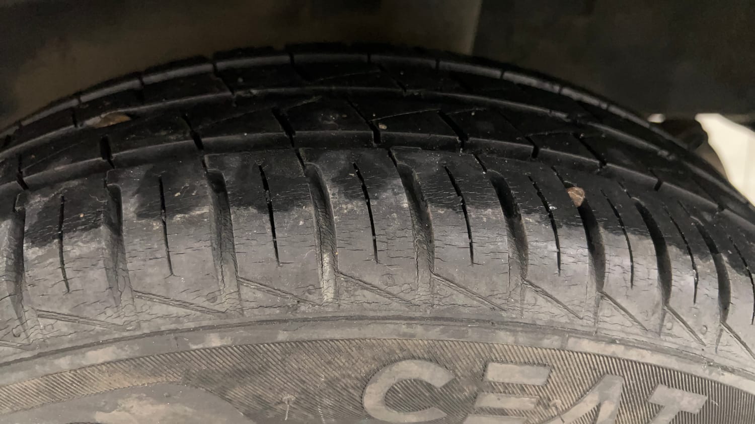 Used 2024 Renault Kwid RXT 1.0 Petrol Manual tyres LEFT REAR TYRE TREAD VIEW