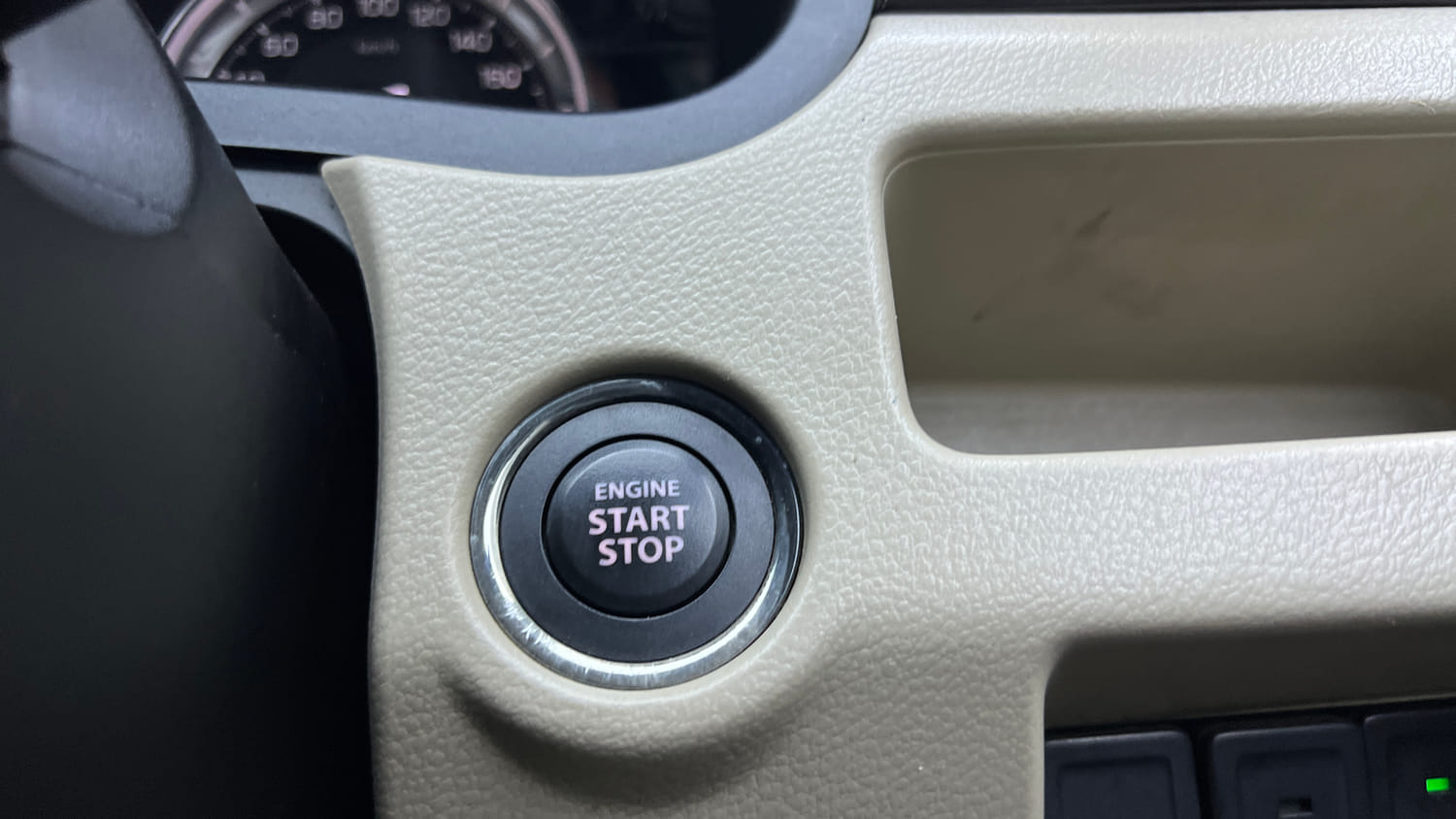 Used 2017 Maruti Suzuki Ciaz ZXI+ Petrol Manual top_features Keyless start
