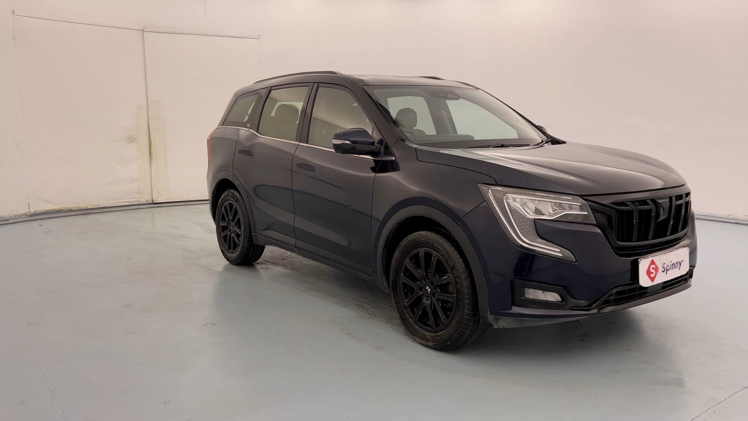 Used 2021 Mahindra XUV700 AX 7 Petrol AT Luxury Pack 7 STR Petrol Automatic exterior RIGHT FRONT CORNER VIEW