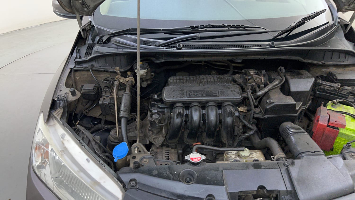Used 2015 Honda City VX CVT Petrol Automatic engine ENGINE RIGHT SIDE HINGE & APRON VIEW