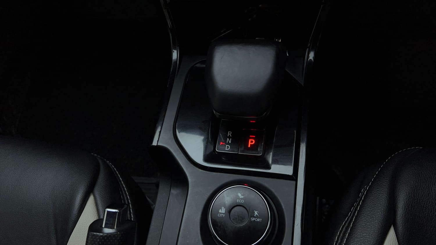 Used 2024 tata Nexon Fearless S 1.2 Revotron Petrol 7DCA Dual Tone Petrol Automatic interior GEAR  KNOB VIEW