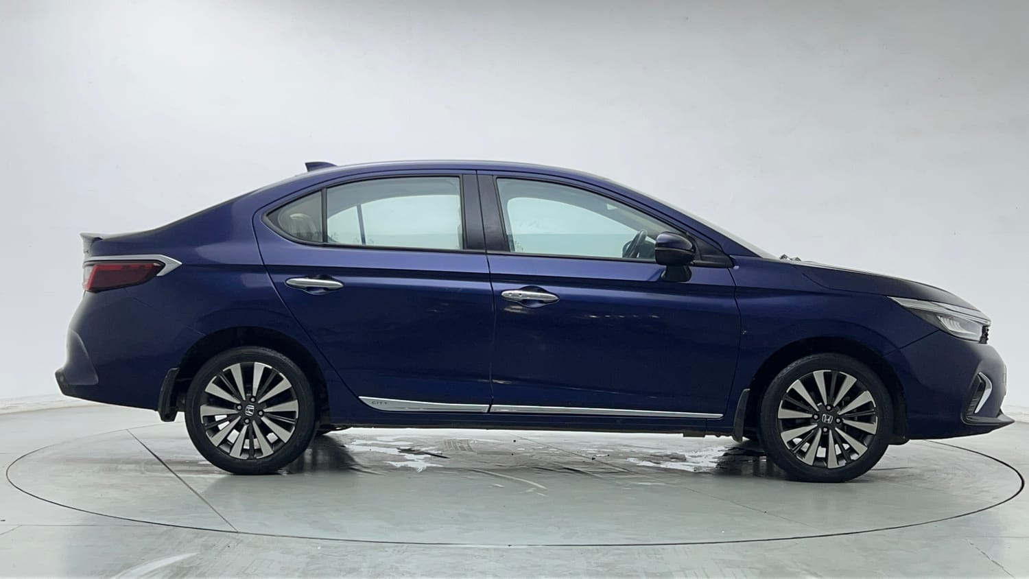 Used 2023 Honda City ZX Petrol MT Petrol Manual exterior RIGHT SIDE VIEW