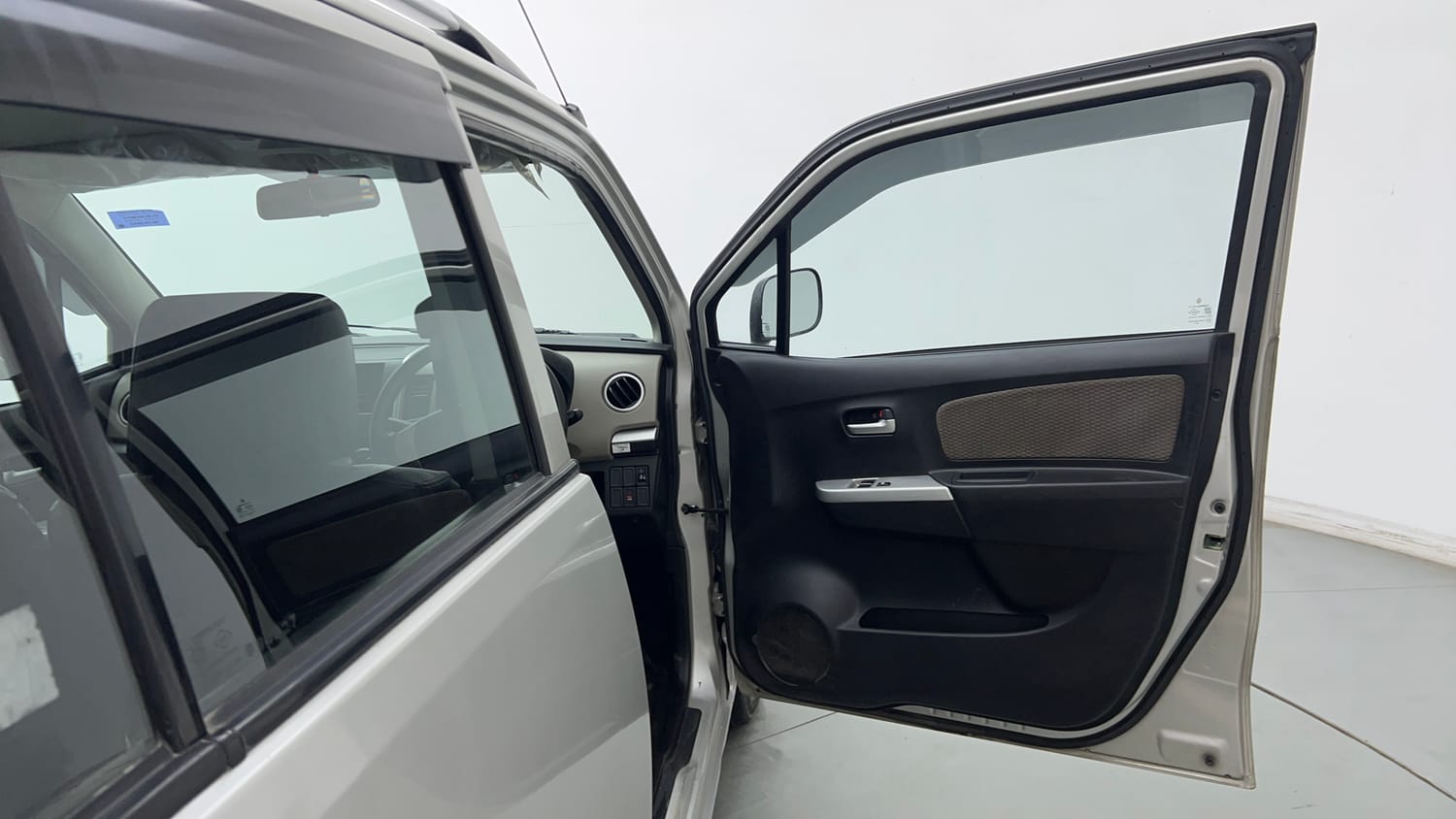 Used 2015 Maruti Suzuki Wagon R LXI Petrol Manual interior RIGHT FRONT DOOR OPEN VIEW