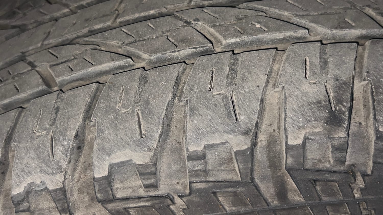 Used 2016 Mahindra XUV500 W4 Diesel Manual tyres LEFT FRONT TYRE TREAD VIEW