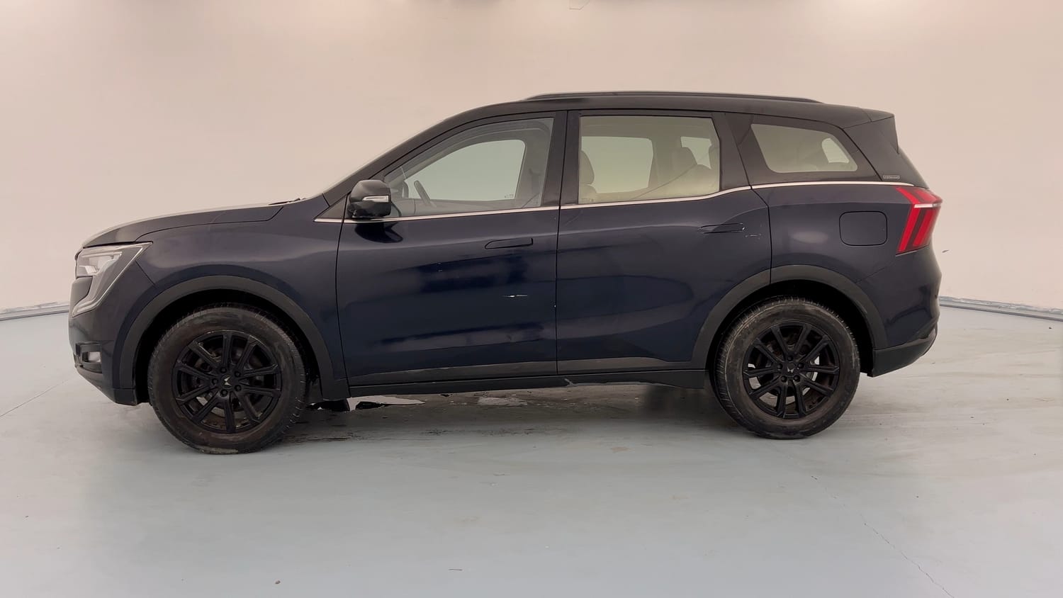 Used 2021 Mahindra XUV700 AX 7 Petrol AT Luxury Pack 7 STR Petrol Automatic exterior LEFT SIDE VIEW