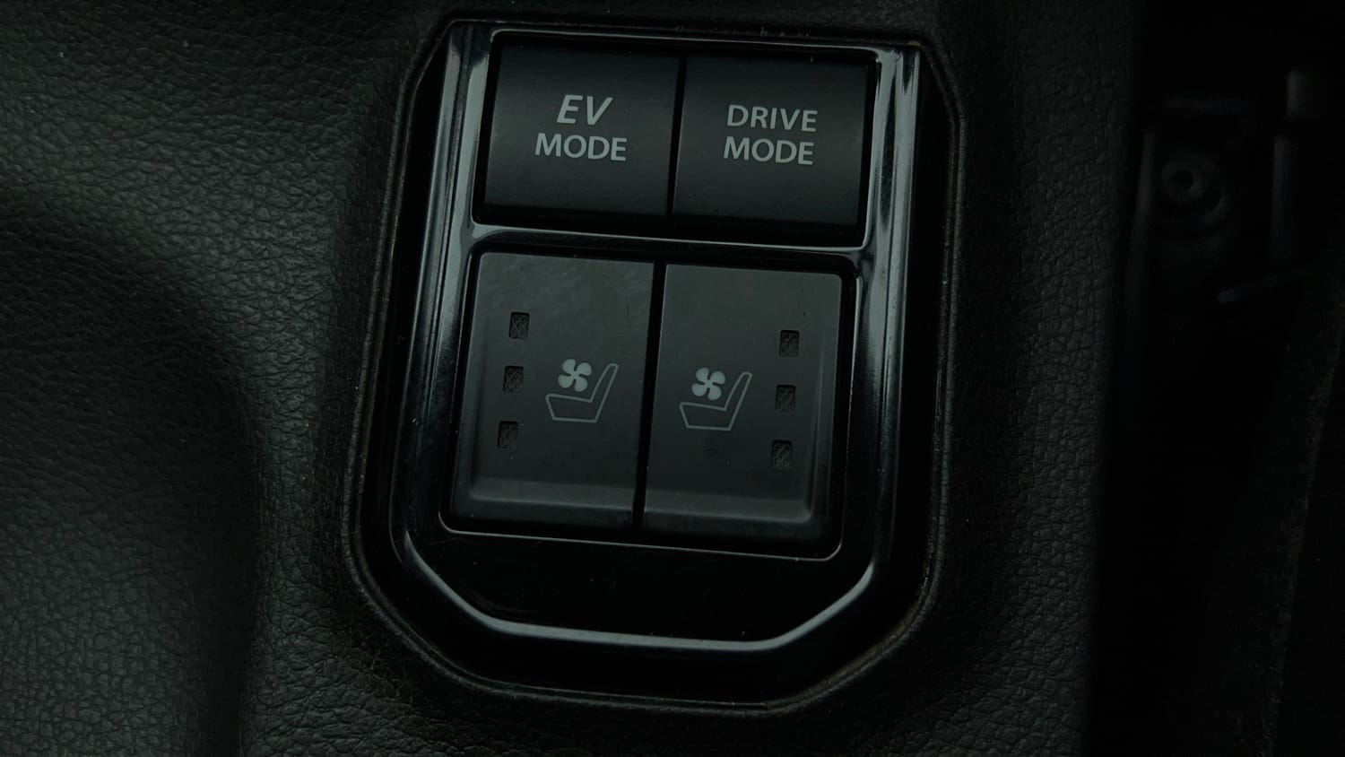 Used 2025 Toyota Urban Cruiser Hyryder V Hybrid Hybrid Automatic top_features Ventilated seats