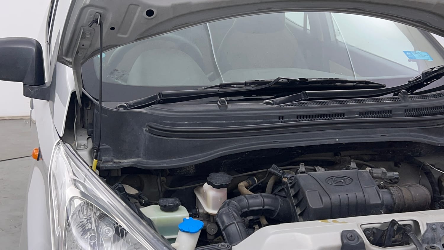 Used 2015 Hyundai Eon Magna + Petrol Manual engine ENGINE RIGHT SIDE HINGE & APRON VIEW