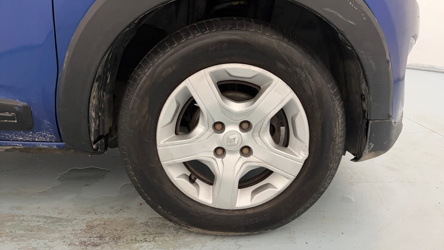 Used 2019 Renault Triber RXZ Petrol Manual tyres RIGHT FRONT TYRE RIM VIEW