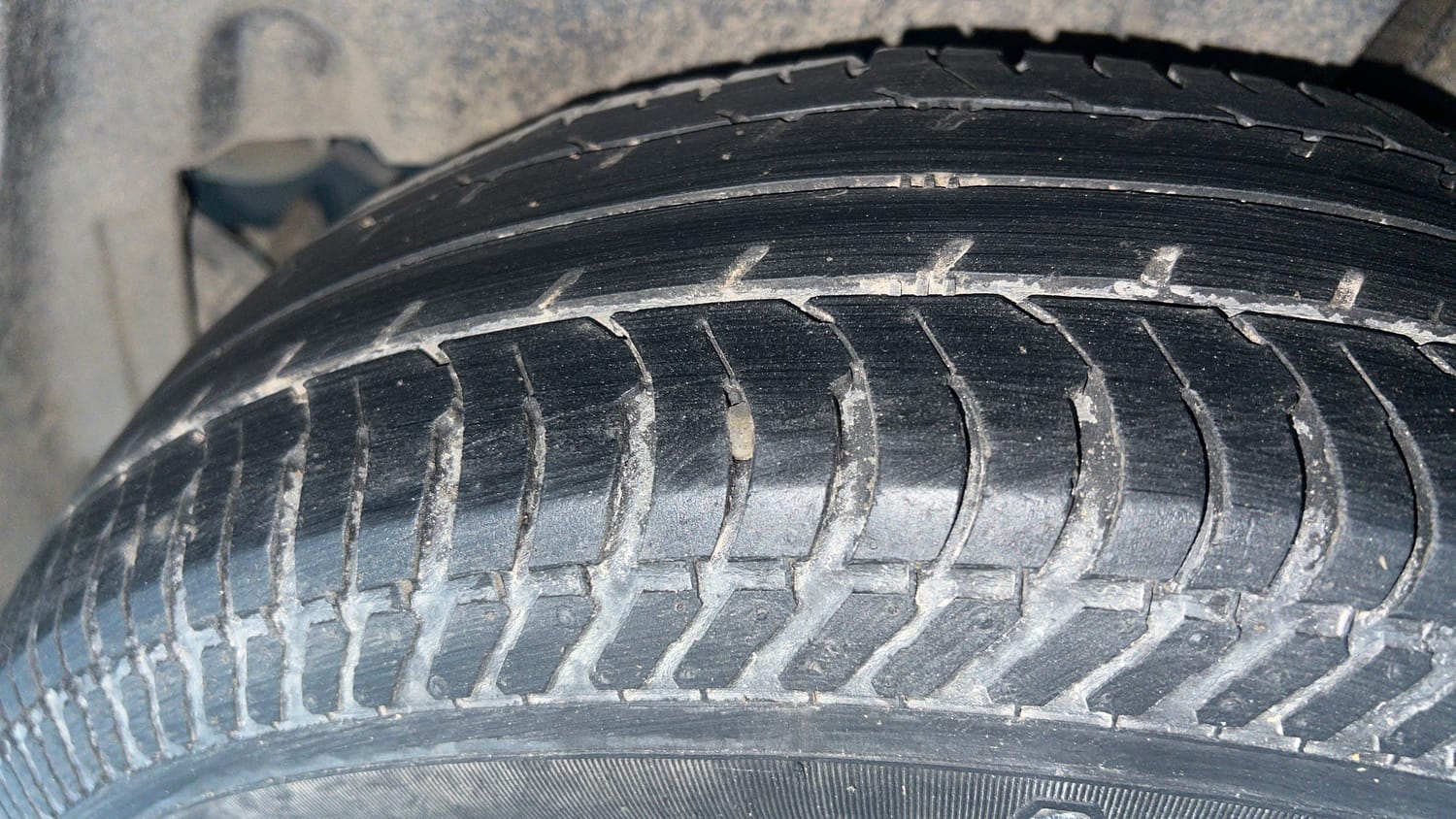 Used 2015 Maruti Suzuki Swift VXi Petrol Manual tyres LEFT REAR TYRE TREAD VIEW