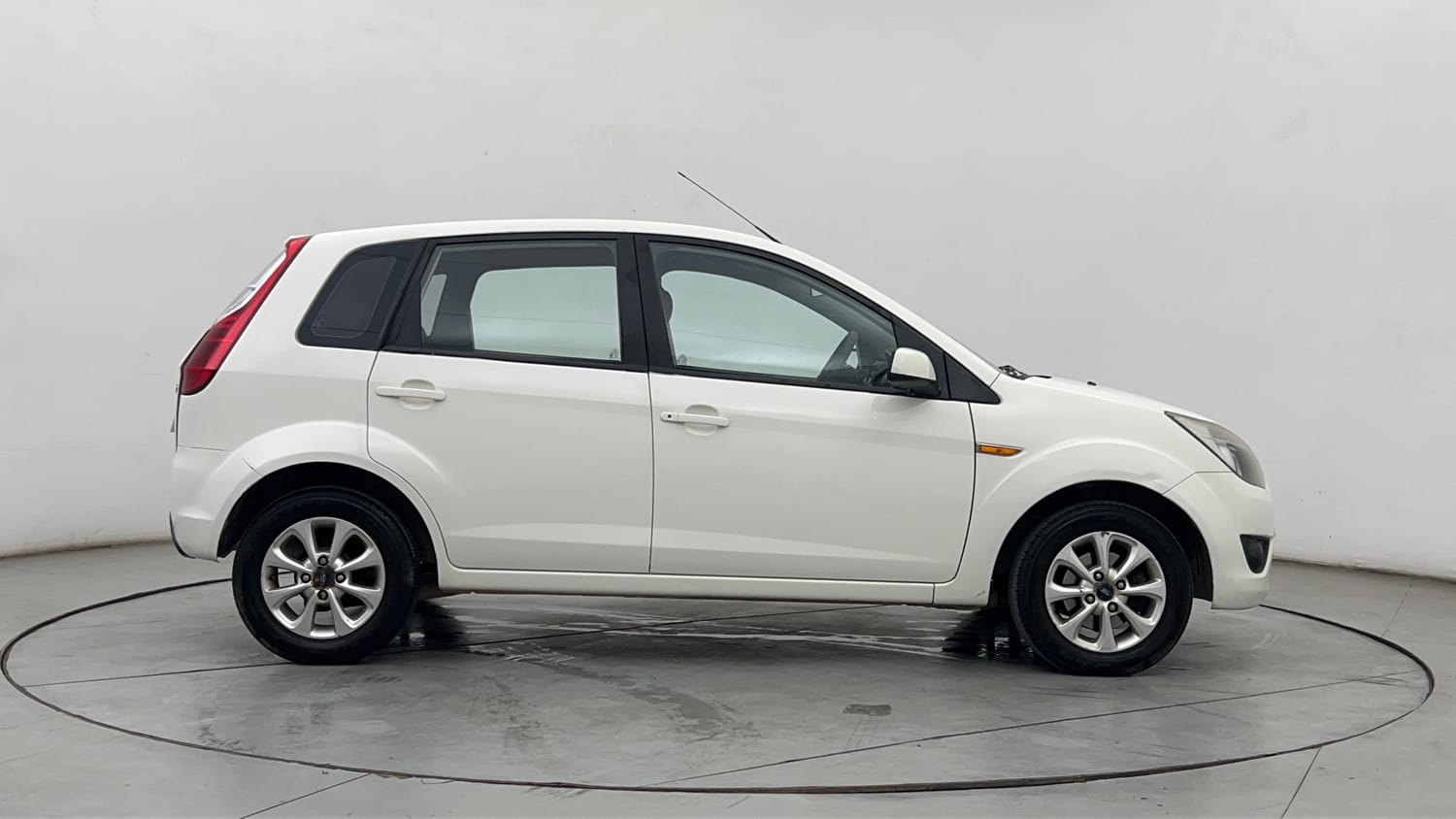 Used 2012 Ford Figo Duratec Petrol ZXI 1.2 Petrol Manual exterior RIGHT SIDE VIEW