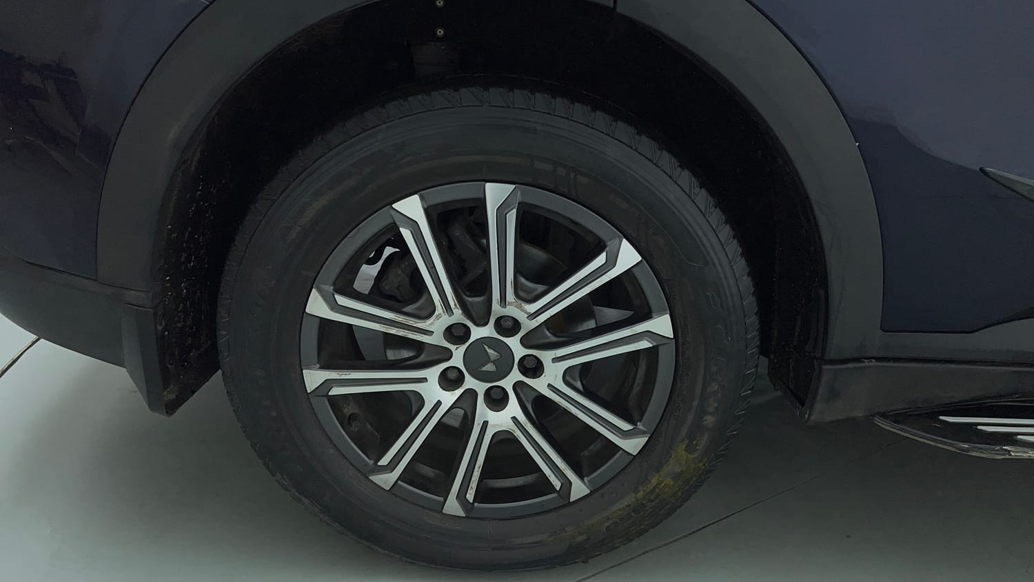 Used 2022 Mahindra XUV700 AX 7 Petrol AT Luxury Pack 7 STR Petrol Automatic tyres RIGHT REAR TYRE RIM VIEW
