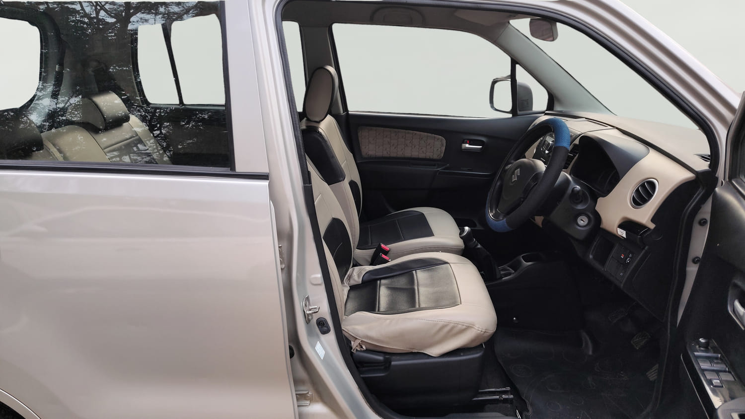Used 2017 Maruti Suzuki Wagon R VXI Petrol Manual interior RIGHT SIDE FRONT DOOR CABIN VIEW
