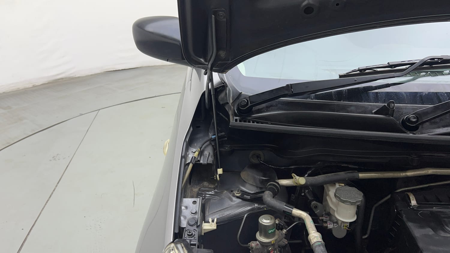 Used 2016 Maruti Suzuki Celerio VXi Petrol Manual engine ENGINE RIGHT SIDE HINGE & APRON VIEW
