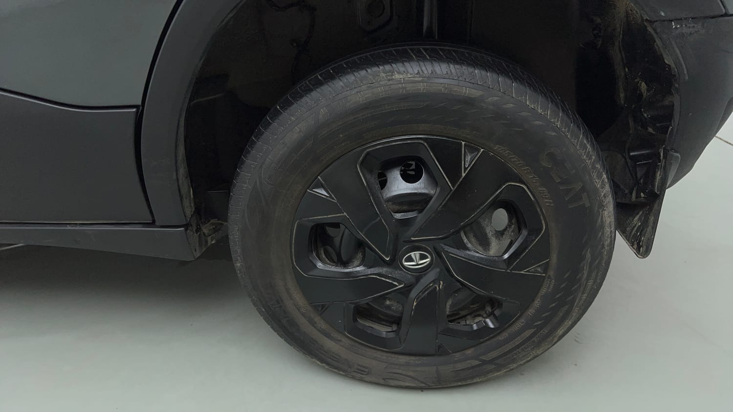 Used 2025 Tata Punch Pure MT Petrol Manual tyres LEFT REAR TYRE RIM VIEW