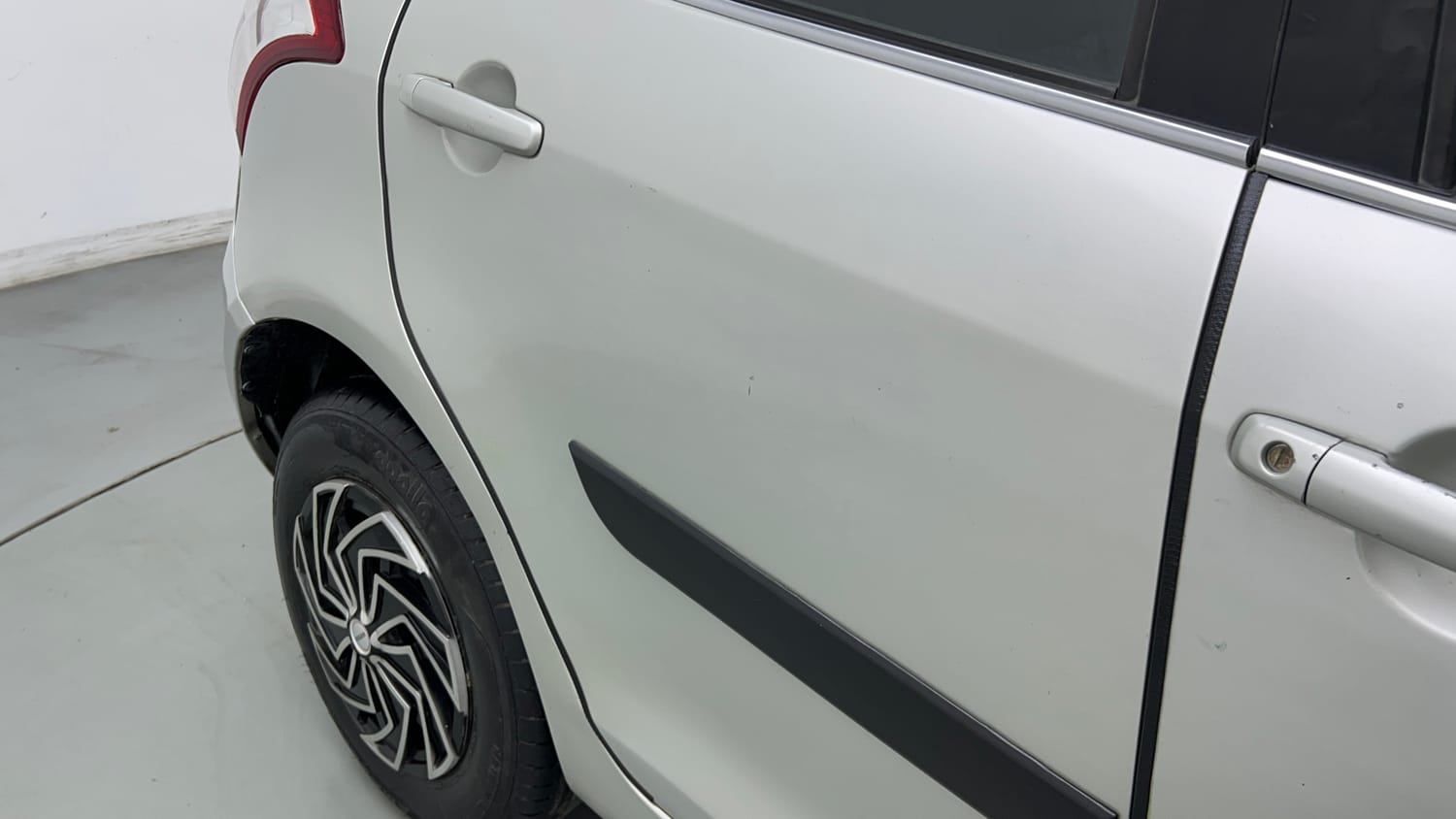 Used 2016 Maruti Suzuki Swift VXI (O) Petrol Manual dents MINOR DENT