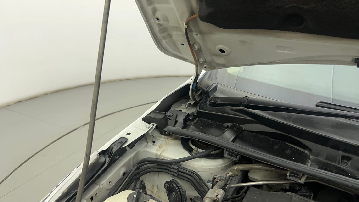 Used 2015 Toyota Corolla Altis VL AT Petrol Petrol Automatic engine ENGINE RIGHT SIDE HINGE & APRON VIEW