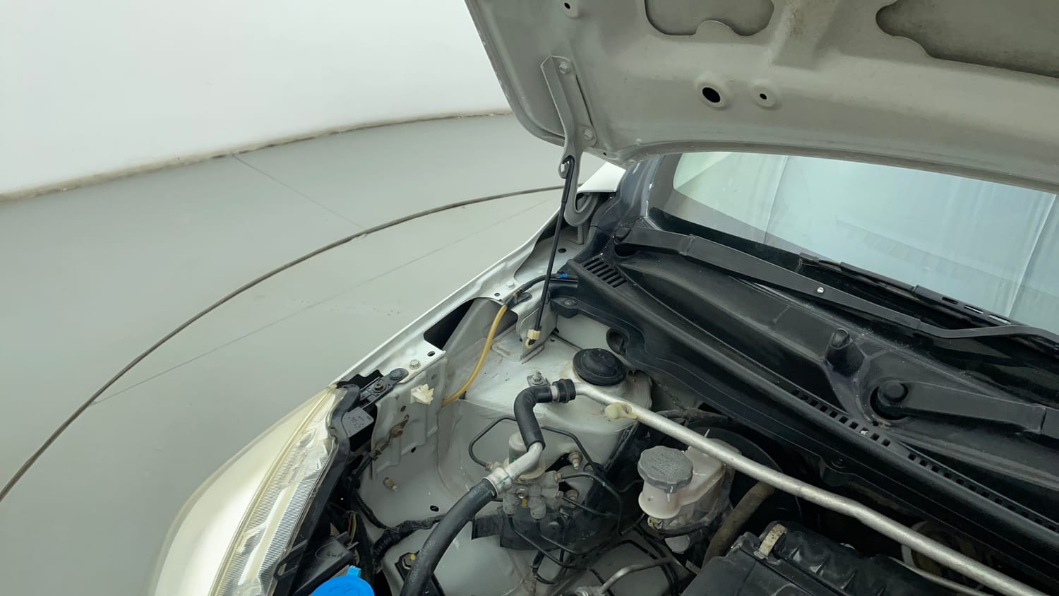 Used 2014 Maruti Suzuki Celerio VXi Petrol Manual engine ENGINE RIGHT SIDE HINGE & APRON VIEW