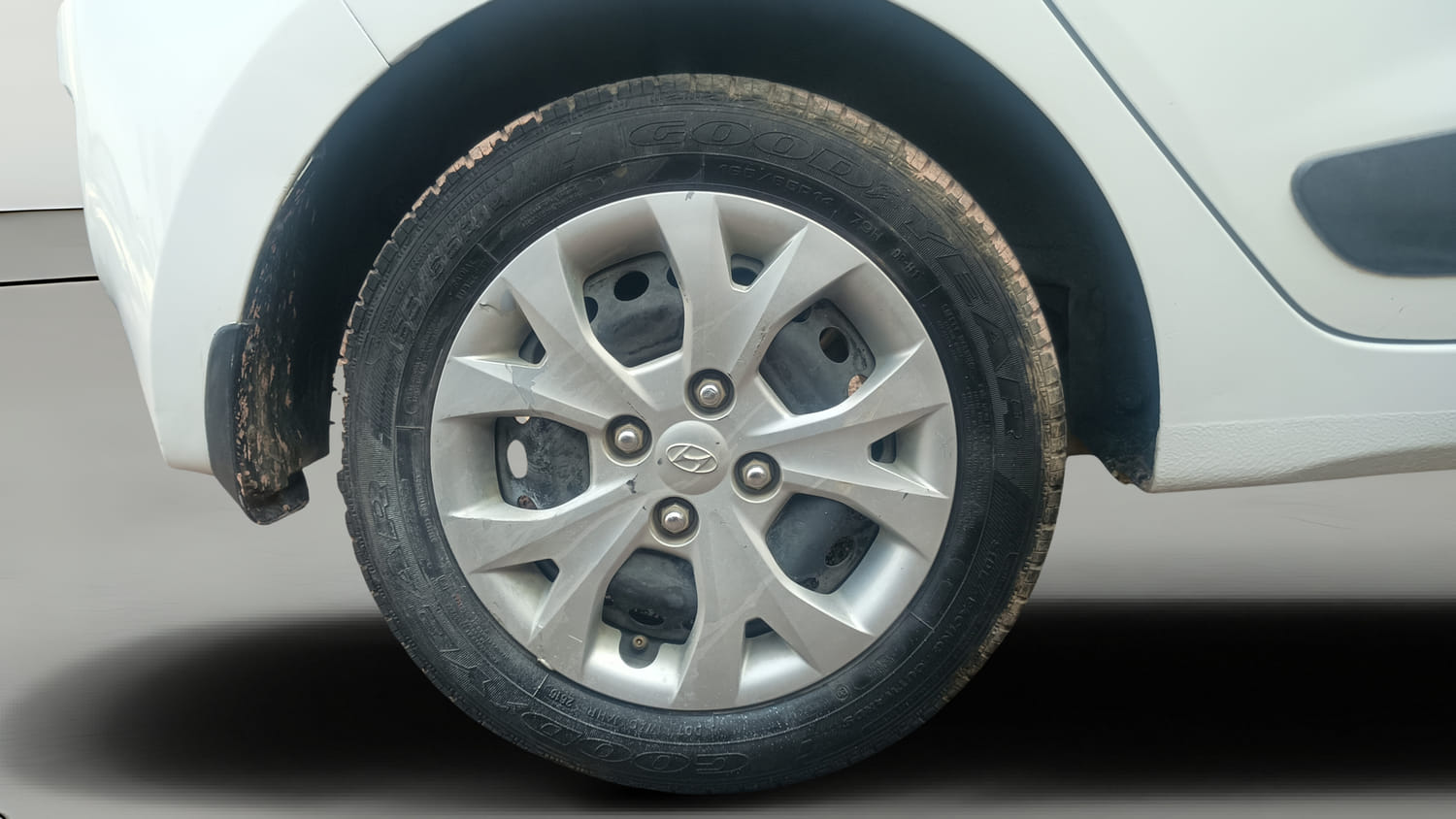 Used 2016 Hyundai Grand i10 Sportz 1.2 Kappa VTVT Petrol Manual tyres RIGHT REAR TYRE RIM VIEW