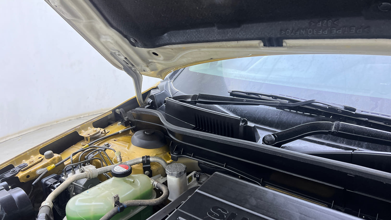 Used 2017 Maruti Suzuki Vitara Brezza [2016-2020] ZDi Plus Diesel Manual engine ENGINE RIGHT SIDE HINGE & APRON VIEW